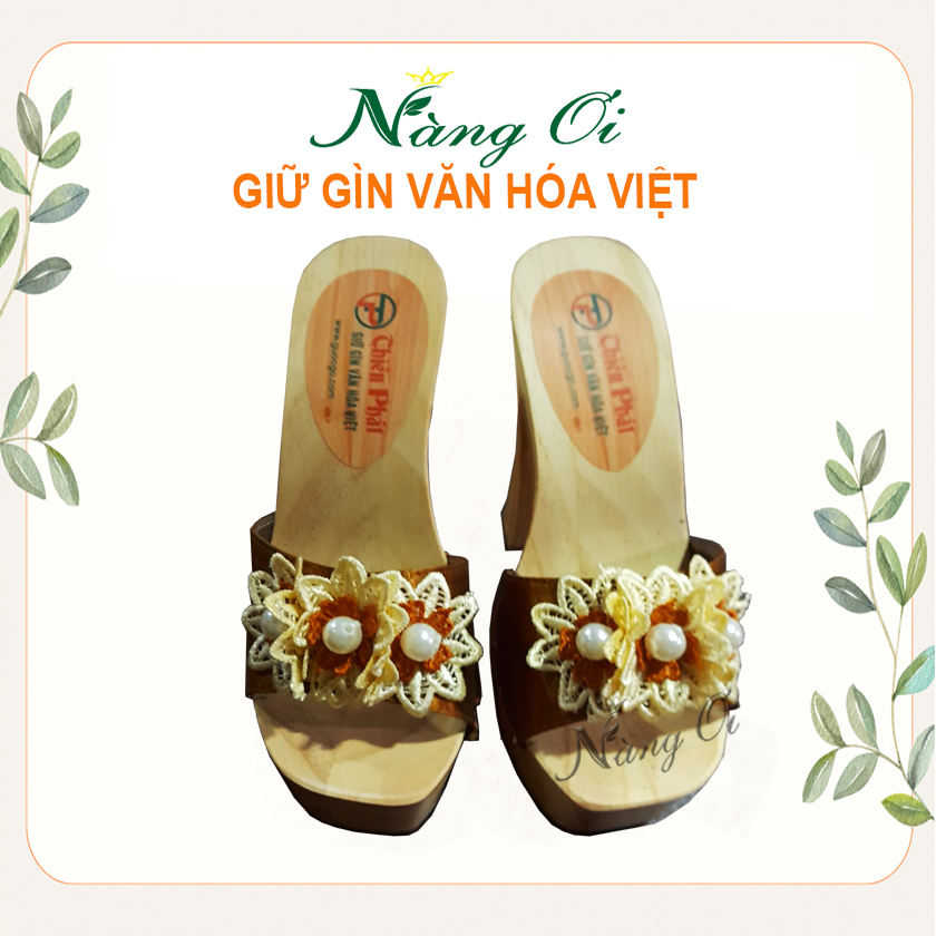 guốc gỗ được gắn quai lụa vàng ôm chân 